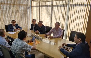 Reunión de una comitiva de Curuguaty con el ministro Tadeo Rojas sobre pensión de la tercera edad, ayer en Asunción