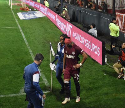 Momento en el que el zaguero paraguayo Ronaldo Dejesús es retirado del gramado del estadio Centenario Ciudad de Quilmes, por la delicada lesión sufrida ante Huracán, por la Copa Argentina.