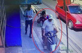 Captura de video de segundos después de que delincuentes le arrebataran el celular a un hombre a plena luz del día.