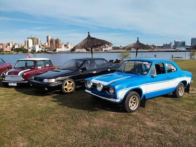 Autos antigüos en El Mbiguá en la exitosa convocatoria de la Comisión de Ecología del Club de la Bahía.