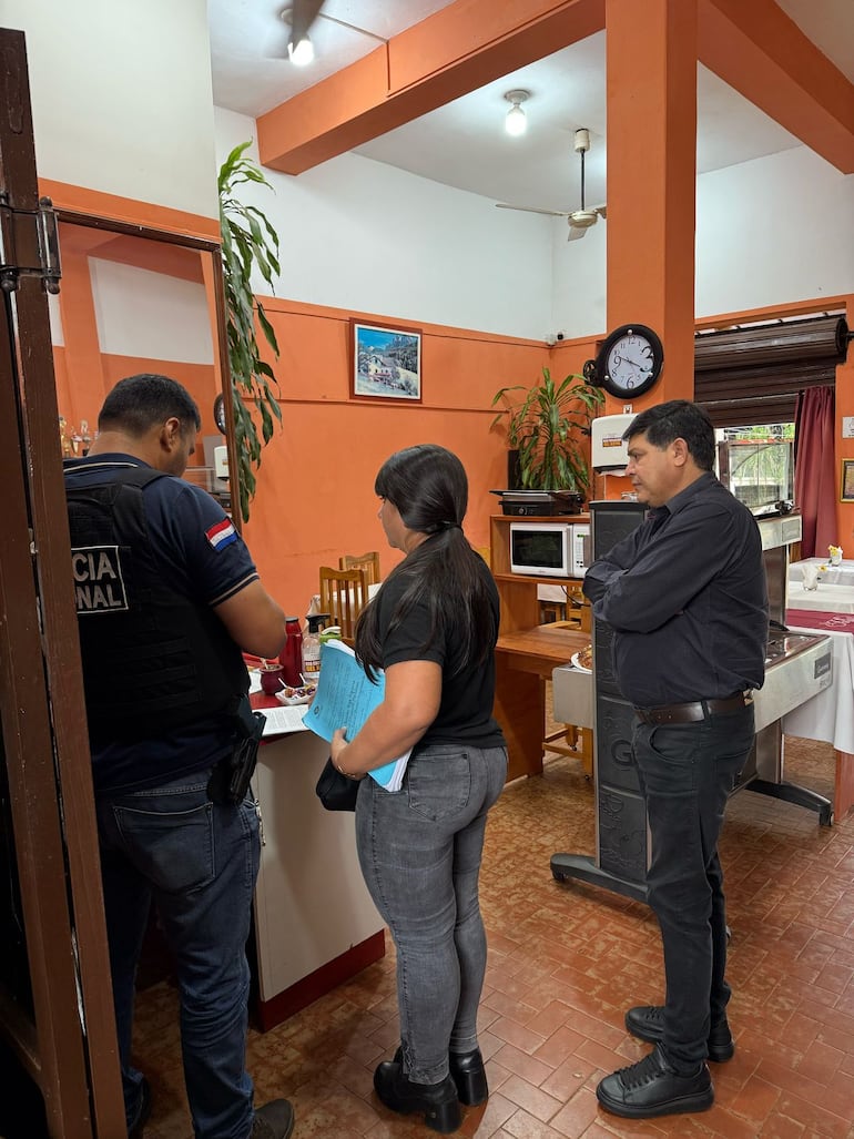 El fiscal Alcides Espínola encabezó el allanamiento en Caaguazú.