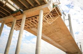 Último trabajo de hormigonado en el puente Héroes del Chaco que permite cruzar caminando de lado a lado.