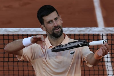 Novak Djokovic celebra su clasificación a la tercera ronda luego de su victoria sobre Valentin Royer en cuatro mangas.