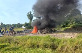 Agentes de la Senad transportando las bolsas de cocaína en polvo para ser quemadas.