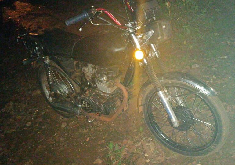 El cómplice abandonó en el lugar una motocicleta y huyó.