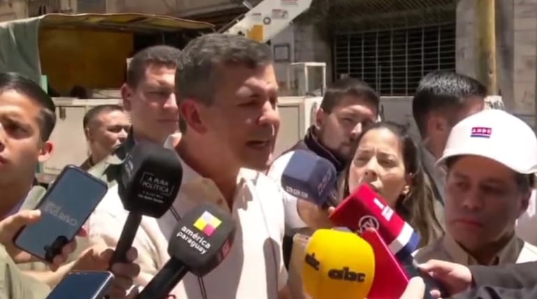 Santiago Peña, el pasado miércoles en Asunción cuando habló por primera vez sobre la reunión secreta con ministros de la Corte en Mburuvicha Róga.