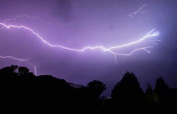 La Dirección Nacional de Meteorología e Hidrología emitió un aviso por el desarrollo de tormentas eléctricas moderadas a fuertes que podrían estar acompañadas de lluvias intensas y ocasional caída de granizo