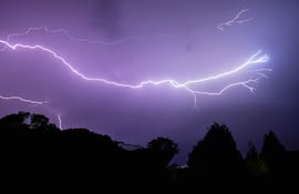 La Dirección Nacional de Meteorología e Hidrología emitió un aviso por el desarrollo de tormentas eléctricas moderadas a fuertes que podrían estar acompañadas de lluvias intensas y ocasional caída de granizo