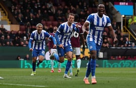 El mediocampista neerlandés , Mats Wieffer celebra uno de los dos tantos que marcó en medio del experimentado Danny Welbeck y el paraguayo, Diego Gómez.