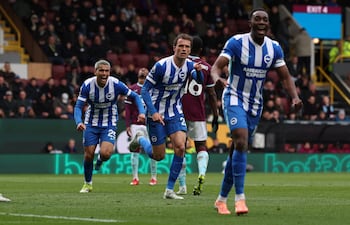 El mediocampista neerlandés , Mats Wieffer celebra uno de los dos tantos que marcó en medio del experimentado Danny Welbeck y el paraguayo, Diego Gómez.