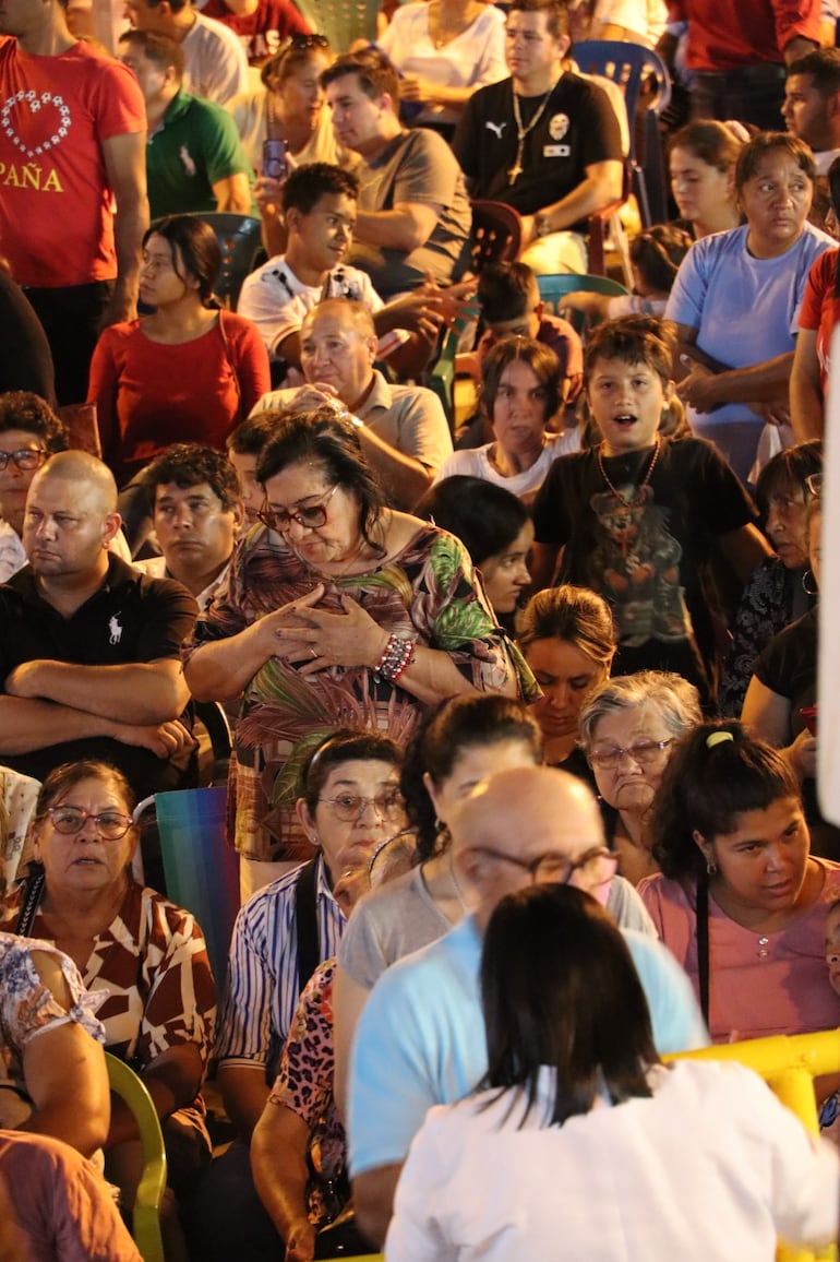 La explanada de la basílica estuvo colmada de fieles desde temprano.