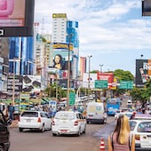 Turistas brasileños y argentinos de compras por Ciudad del Este.