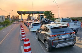 Intenso flujo de vehículos en el peaje Ecovía, ubicado sobre la ruta Luque–San Bernardino.