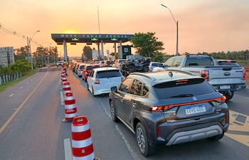Un intenso flujo de vehículos se registra en el peaje Ecovía, ubicado sobre la ruta Luque–San Bernardino.