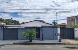 Vivienda particular donde funcionaba la clínica Momy Dent sin habilitación y donde falleció Thirza Belén Portillo de 9 años.