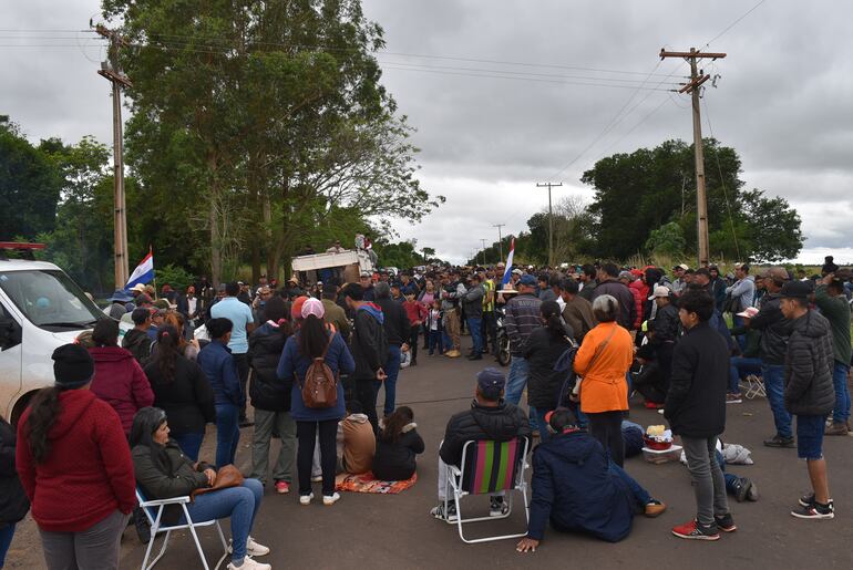 Los manifestantes se trasladaron frente mismo al establecimiento para pedir la intervención