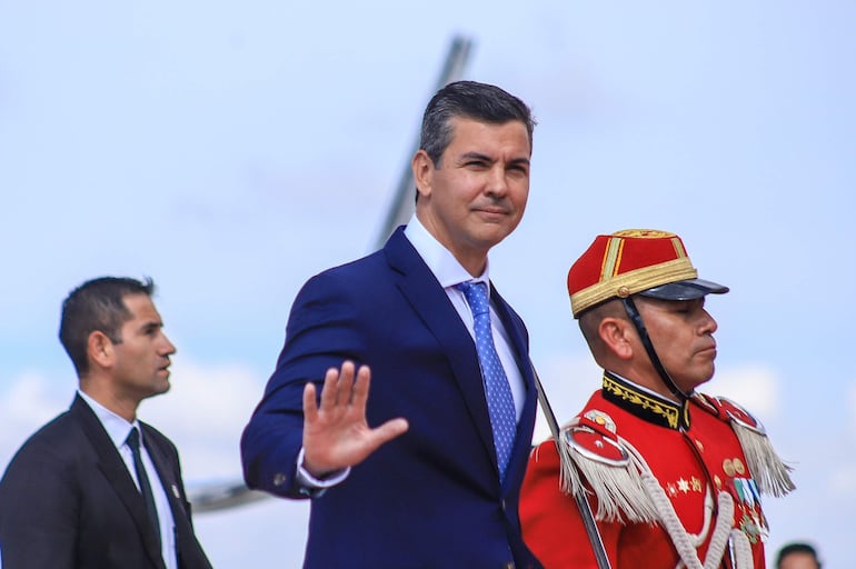 El presidente de Paraguay, Santiago Peña, saluda a su llegada al Aeropuerto Internacional El Alto. Peña, llegó a Bolivia para participar en el acto de investidura del presidente electo de este país, Rodrigo Paz Pereira, y "fortalecer" los lazos de ambos países.