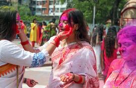 Devotos del hinduismo celebran el festival Holi, en el Templo Nacional de Dhaka.