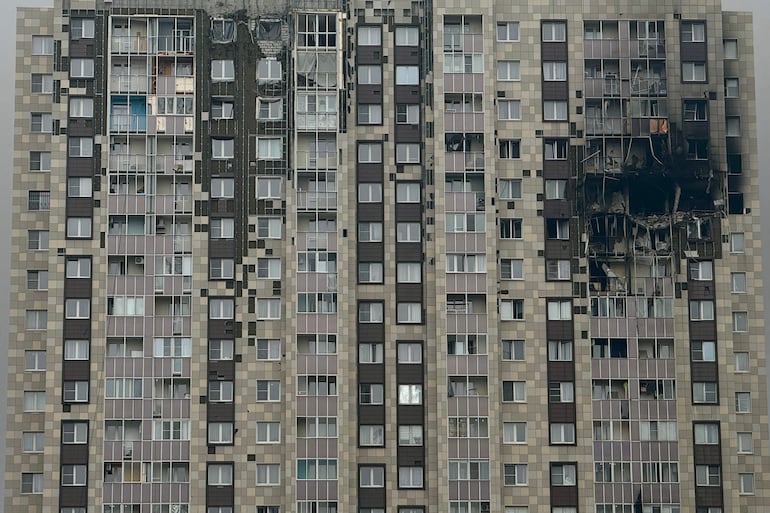 Daños en un edificio de departamentos tras el ataque con drones en Moscú, capital de Rusia. 