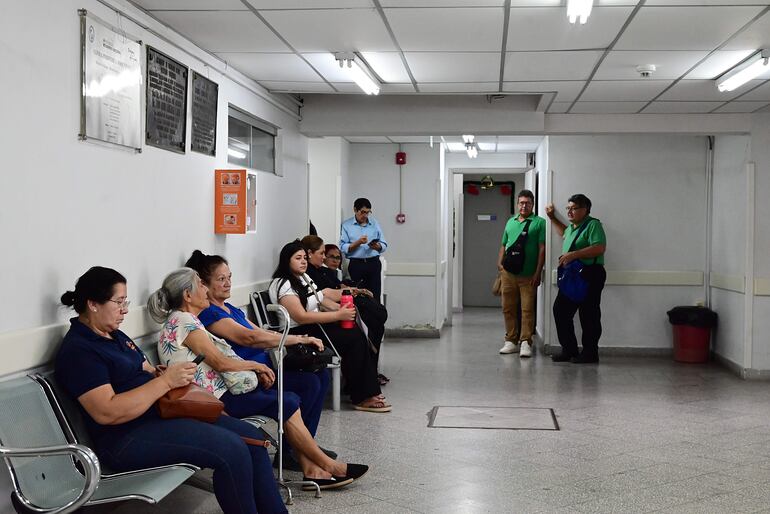 Pacientes a la espera de atención médica en la Clínica Boquerón del IPS. 