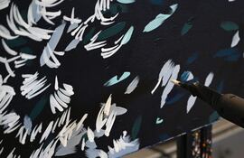 Un pincel pinta el lienzo en el estudio de Acrylic Robotics en Montreal, Canadá, el 12 de agosto de 2025.