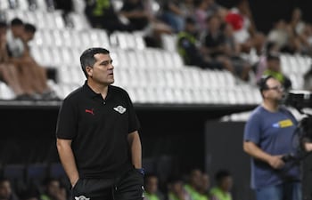 El entrenador de Libertad, Juan Eduardo "Mágico" Samudio durante el encuentro ante el Sportivo San Lorenzo, en el estadio La Huerta.