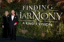 El rey Carlos III y la reina Camila posaron a su llegada al estreno de "Finding Harmony: A King's Vision" de Prime Video, en el Castillo de Windsor. (Aaron Chown / POOL / AFP)