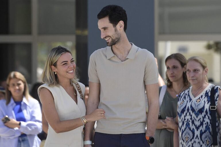 El portero español del PSG Sergio Rico posa con su esposa Alba Silva (L) después de dejar el hospital en Sevilla el 18 de agosto de 2023. El portero del PSG Sergio Rico, de 29 años, fue dado de alta hoy después de recibir tratamiento en el hospital Virgen del Rocío de Sevilla, donde fue ingresado el 28 de mayo tras un accidente con un caballo en una fiesta local
