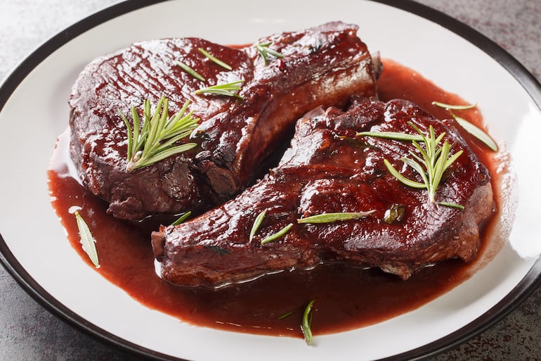 Chuletas de cerdo en salsa de vino tinto.