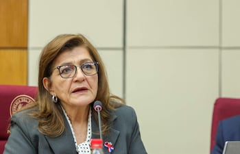 La senadora colorada independiente, Blanca Ovelar, criticó la masiva oferta de Medicina en el país, durante una sesión en el Congreso Nacional.