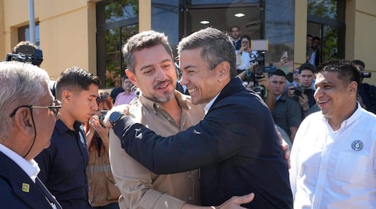 Pedro Alliana (izq.) y Santiago Peña se abrazan efusivamente, esta mañana en un acto oficial en la ciudad de Caacupé, dónde el mandatario hizo día de gobierno. Luego, ambos se trasladaron a Itacurubí de la Cordillera.
