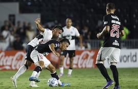 Johan Rojas de Vasco da Gama disputa el balón con Alex Franco de Olimpia este jueves, en un partido de la fase de grupos de la Copa Sudamericana entre Vasco da Gama y Olimpia en el estadio Sao Januário, en Rio de Janeiro.