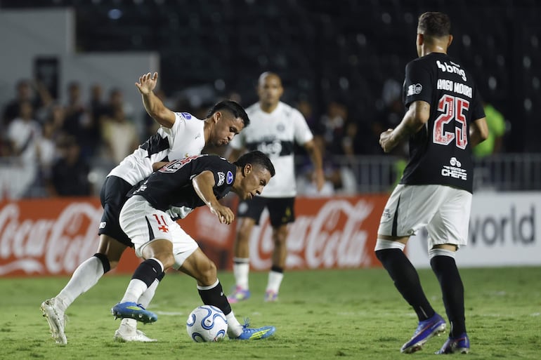 Johan Rojas de Vasco da Gama disputa el balón con Alex Franco de Olimpia este jueves, en un partido de la fase de grupos de la Copa Sudamericana entre Vasco da Gama y Olimpia en el estadio Sao Januário, en Rio de Janeiro.