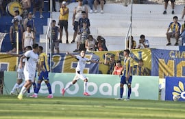 El delantero de Libertad, Marcelo Fernández celebra el tanto que le terminó dando la victoria al Gumarelo, sobre Sportivo Luqueño, en Itaigupá.