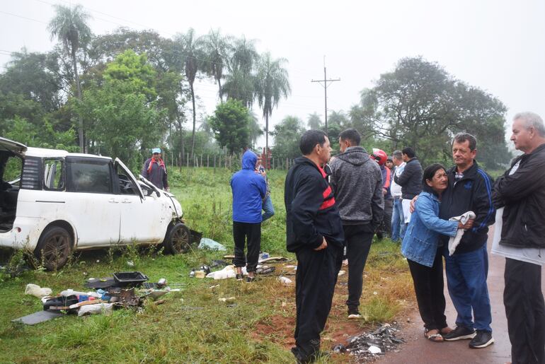 La mamá y tíos del efectivo policial llegaron en el lugar del accidente.
