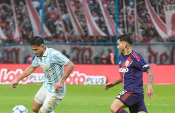 El zaguero paraguayo, Cléver Ferreira Ñamandú maneja el esférico ante la presencia del mediapunta de River Plate Ángel Correa.