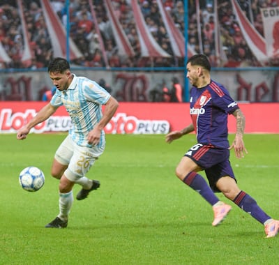 El zaguero paraguayo, Cléver Ferreira Ñamandú maneja el esférico ante la presencia del mediapunta de River Plate Ángel Correa.