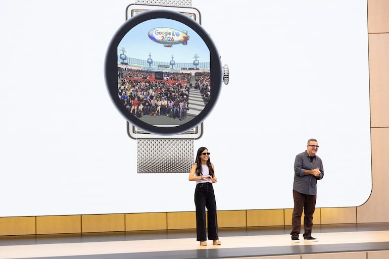 La gerente de producto de Google, Nishtha Bhatia, a la izquierda, y el vicepresidente de Android XR de Google, Shahram Izadi, permanecen durante la presentación principal del evento Google I/O 2026 el 19 de mayo de 2026 en Mountain View.