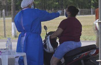 Fotografía de archivo: hisopado para la detección de COVID-19.