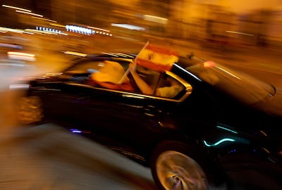 Hinchas españoles festejan en Madrid la victoria de su selección en la final de la Copa del Mundo.