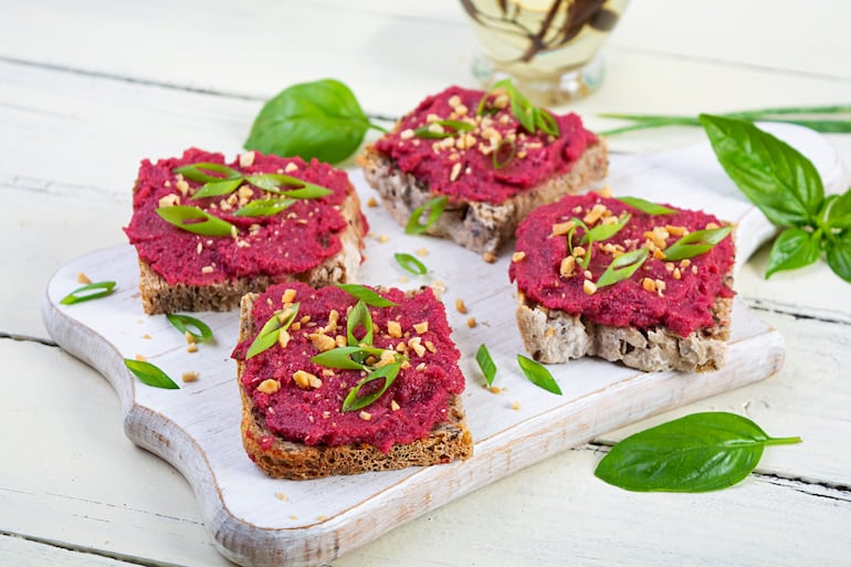 Tostadas con hummus de remolacha.
