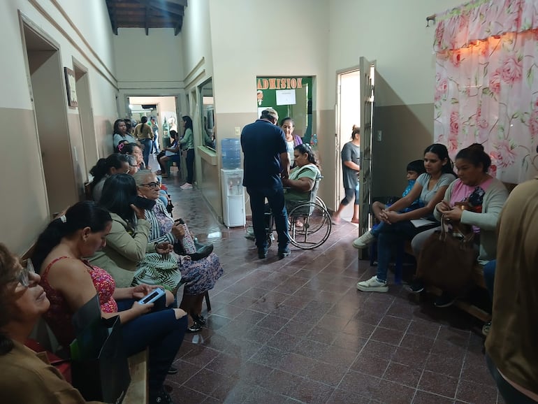 Pacientes en el pasillo del hospital de Fuerte Olimpo