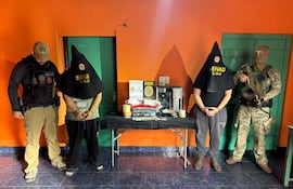 Agentes de la SENAD arrestan a tres hombres en operación antidrogas en Villarrica, decomisando una importante cantidad de droga.