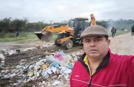 Hilario Adorno se apropio de las maquinarias municipales y lo lleva a su residencia de donde "administra" Puerto Casado.