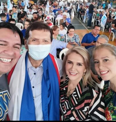 Denis Alvarenga, Dionisio Ortega, Hermelinda Alvarenga y Karen Ruiz (esposa de Denis), en una actividad política.