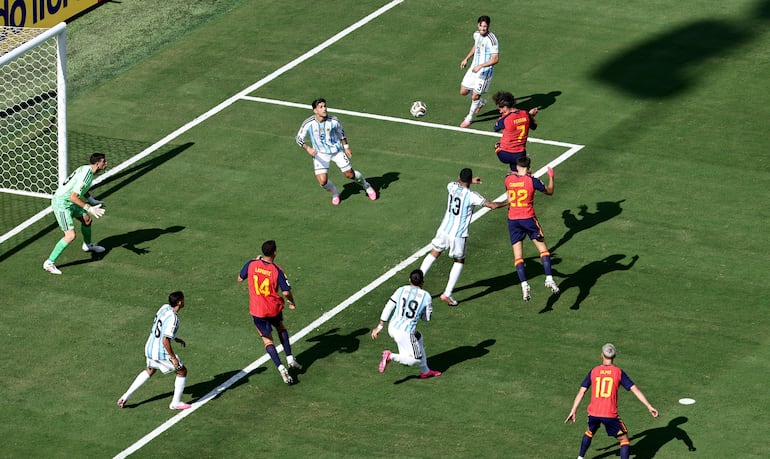 El español Ferran Torres remata de cabeza el balón hacia la portería argentina durante el partido de la final de la Copa Mundial de la FIFA 2026 entre España y Argentina, en Nueva Jersey, EE. UU..
