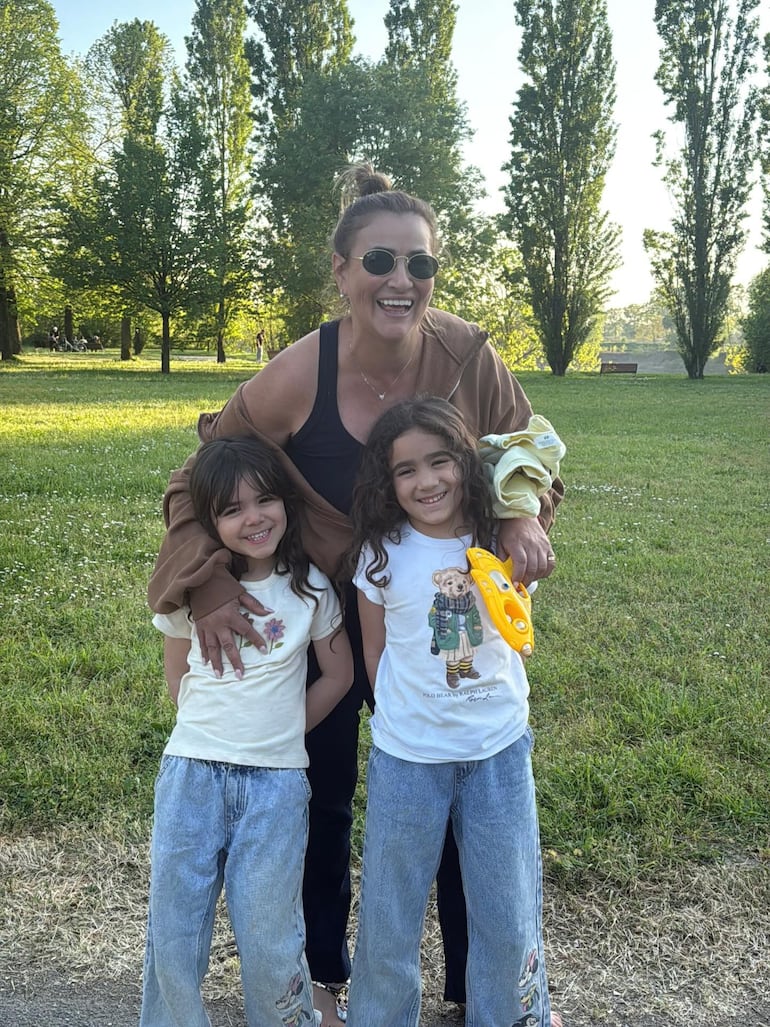 Doña Shirley Ayala con sus nietas Arianna y Mía Sanabria. (Instagram/Tonny Sanabria)