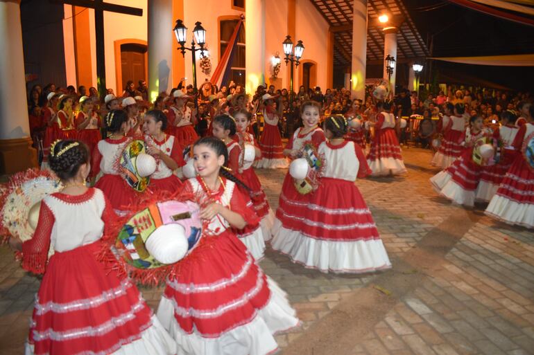 La feligresía se congregó en la explanada y con una entretenida velada artística se tuvo la serenata a San Pedro Apóstol