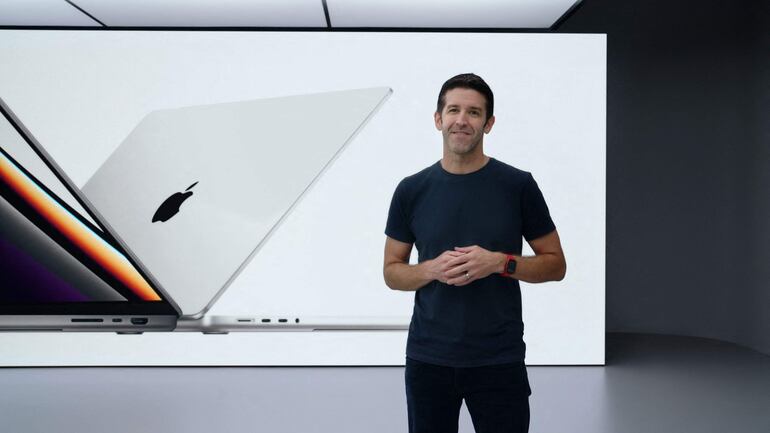 En esta foto difundida por Apple, John Ternus presenta el nuevo MacBook Pro durante un evento en línea de lanzamiento de productos en Apple Park, en Cupertino, California, el 18 de octubre de 2021.