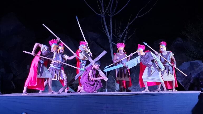 Más de una treintena de actores de la Escuela Municipal de Teatro Oropel participaron en la puesta en escena de la Pasión de Jesús.